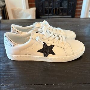 Vintage Havana Sneakers white with Black Star Detail